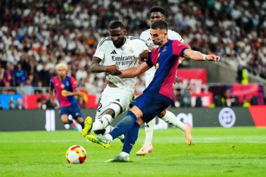 레알 마드리드의 안토니오 뤼디거(왼쪽)가 27일(한국시간) 스페인 세비야의 에스타디오 올림피코 라 카르투하에서 열린 FC바르셀로나와의 2024~25시즌 국왕컵 결승전에서 상대 공격수를 막아내고 있다. 세비야=AP 연합뉴스