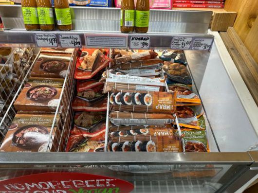 2023년 출시돼 미국 전역에서 품절 대란을 일으킨 3.99달러짜리 한국산 냉동 김밥. 손 글씨로 적은 듯한 가격표가 눈에 띈다. 실리콘밸리=이서희 특파원