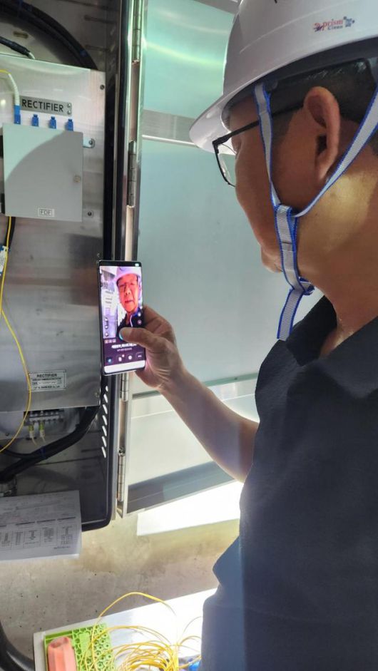 울산 울주군 새울 원전에서 한 근로자가 일신EDI가 한국수력원자력의 지원을 받아 개발한 통합형 원전 무선통신체계를 점검하는 모습. 한국수력원자력 제공