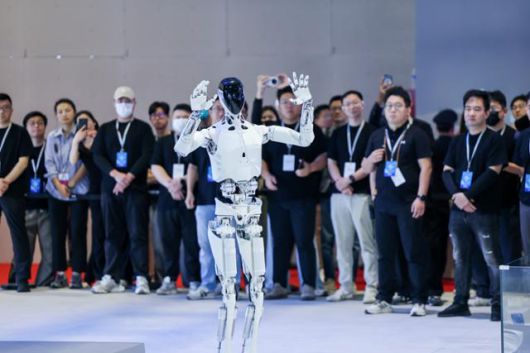 '2025 오토상하이'에서 중국 전기차 업체 샤오펑이 공개한 휴머노이드 로봇. 샤오펑 제공