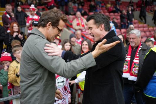 렉섬의 공동 구단주 라이언 레이놀즈(왼쪽)와 롭 맥엘헨리(오른쪽)가 경기 전 이야기를 나누고 있다. 렉섬=AP 연합뉴스