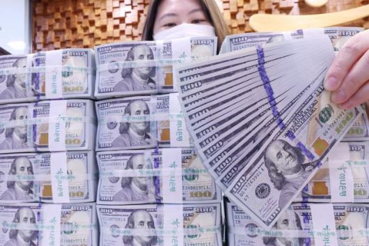 25일 서울 중구 하나은행 위변조대응센터에서 직원이 100달러 지폐를 살펴보고 있다. 뉴스1