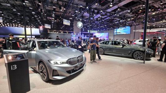 '2025 오토상하이' BMW 부스 앞. BMW는 올해 말부터 중국 판매용 차에 '중국산 AI' 모델인 딥시크(DeepSeek) 탑재를 예고해 눈길을 끌었다. 한국자동차기자협회 제공