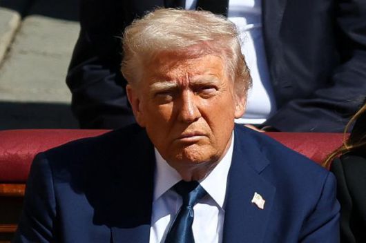 도널드 트럼프 미국 대통령이 26일 바티칸 성베드로 대성당에서 열린 프란치스코 교황 장례식에 참석해 있다. 바티칸=로이터 연합뉴스