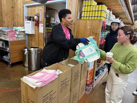 11일 미국 캘리포니아주 에머리빌의 한 트레이더 조스 매장에서 직원 해나가 한 소비자에게 미니백을 건네고 있다. 실리콘밸리=이서희 특파원