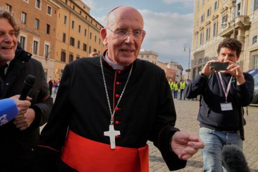 아일랜드 출신 숀 브래디(가운데) 추기경이 28일 이탈리아 로마에서 추기경 총회가 열리는 바티칸으로 이동하는 가운데, 취재진이 그를 에워싸고 있다. 로마=AP 연합뉴스