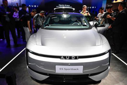'2025 오토상하이' 관람객들이 아우디 부스에 전시된 E5 스포트백을 둘러보고 있다. E5 스포트백은 중국 전용 브랜드 'AUDI'의 첫 양산 모델이다. 상하이=AFP 연합뉴스