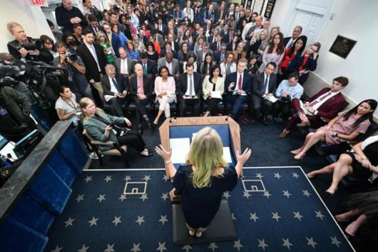 캐럴라인 레빗 미국 백악관 대변인이 15일 워싱턴 백악관 제임스 S 브래디 브리핑룸에서 브리핑을 하고 있다. 중앙 49개의 좌석은 매체가 지정돼 있다. 주로 주류 언론이다. 도널드 트럼프 행정부 들어 신설된 2개의 단상 오른쪽 뉴미디어석 주변은 친트럼프 군소 매체 기자들이 자리해 ‘보수 코너’(conservative corner)로 불린다. 워싱턴=AFP 연합뉴스