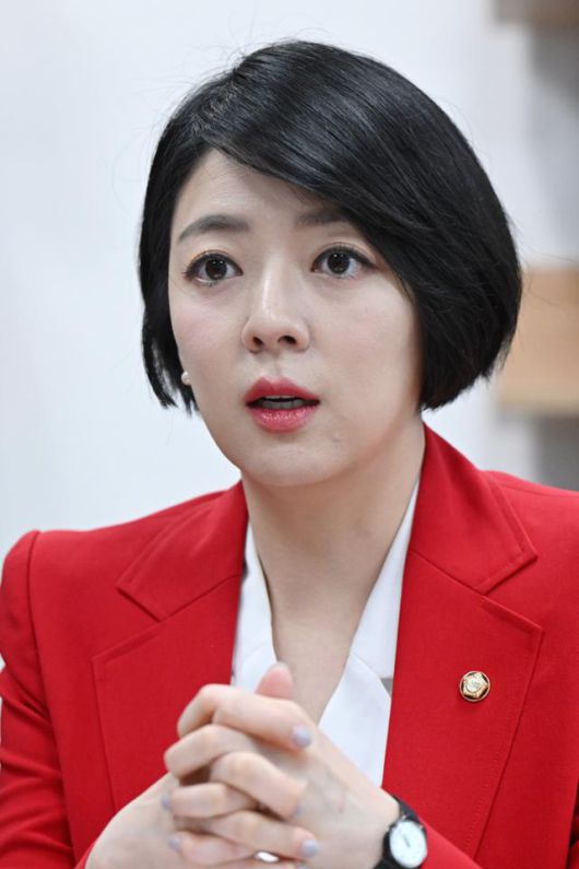 한동훈 국민의힘 대선 경선 후보 캠프 배현진 전략총괄위원장이 27일 국회 의원회관에서 본보와 인터뷰하고 있다. 박시몬 기자