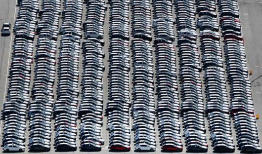 미국 캘리포니아주 로스앤젤레스항구에 지난 3일 수입차가 진열돼있다. 로스앤젤레스=AFP 연합뉴스