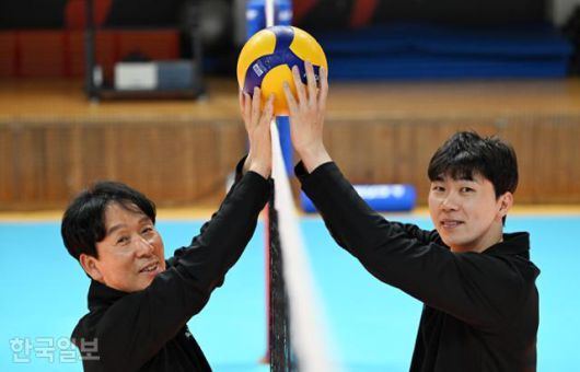 프로배구 OK저축은행의 새 사령탑 신영철(왼쪽) 감독과 현대캐피탈에서 이적한 전광인이 28일 경기 용인의 구단 전용체육관에서 네트를 사이에 두고 사진촬영을 하고 있다. 홍인기 기자