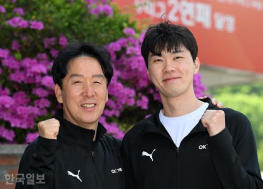 프로배구 OK저축은행의 새 사령탑 신영철(왼쪽) 감독과 현대캐피탈에서 이적한 전광인이 28일 경기 용인의 구단 전용체육관 앞에서 환하게 웃으며 사진촬영을 하고 있다. 홍인기 기자