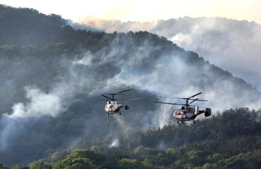 대구 북구 함지산 산불이 재발화한 30일 오후 헬기들이 산불 현장에서 진화 작업을 하고 있다. 대구=뉴시스