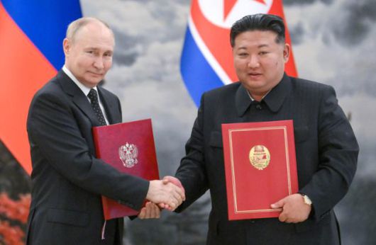 김정은(오른쪽) 북한 국무위원장이 지난해 6월 19일 평양 금수산 영빈관에서 블라디미르 푸틴 러시아 대통령과 28년 만에 동맹관계를 전격 복원한다는 조약을 체결한 후 기념촬영을 하고 있다. 평양=TASS 연합뉴스