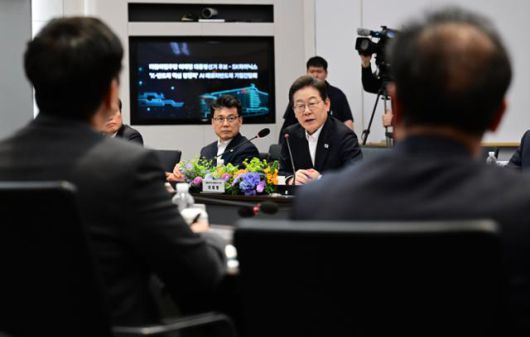 이재명 더불어민주당 대선 후보가 28일 오후 경기 이천시 SK하이닉스 이천캠퍼스에서 열린 'K반도체' AI메모리반도체 기업 간담회에 참석해 모두발언을 하고 있다. 뉴시스