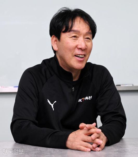 신영철 OK저축은행 감독이 28일 경기 용인의 구단 전용체육관에서 한국일보와 인터뷰를 진행하고 있다. 홍인기 기자