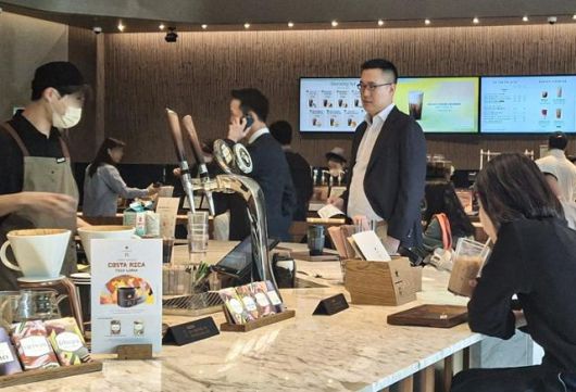 30일 서울 강남구 조선팰리스 호텔에서 도널드 트럼프 미국 대통령의 장남 트럼프 주니어를 면담한 김동원(왼쪽) 한화생명 사장과 김동선 한화갤러리아 부사장이 호텔 1층 카페에서 음료를 주문하고 있다. 연합뉴스