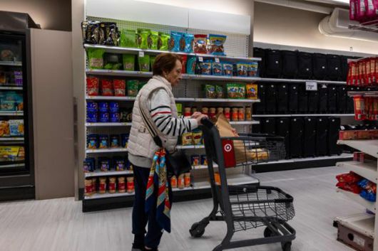 지난달 30일 뉴욕 맨해튼의 한 상점에서 시민들이 쇼핑을 하고 있다. 뉴욕=AFP 연합뉴스