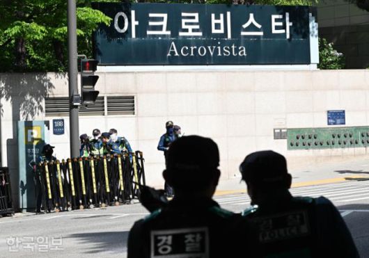 30일 서울남부지검 가상자산범죄합수단 소속 검사와 수사관이 무속인 건진법사 전성배씨 의혹과 관련해 윤석열 전 대통령 부부 사저인 서울 서초구 서초동 아크로비스타에 대한 압수수색을 하고 있다. 왕태석 선임기자