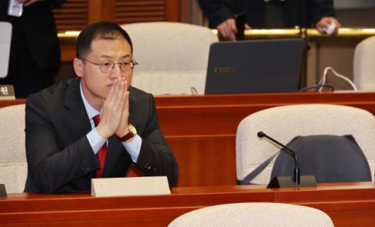 김상욱 국민의힘 의원이 지난달 24일 서울 여의도 국회에서 열린 의원총회에 참석해 권성동 원내대표의 발언을 듣고 있다. 뉴시스