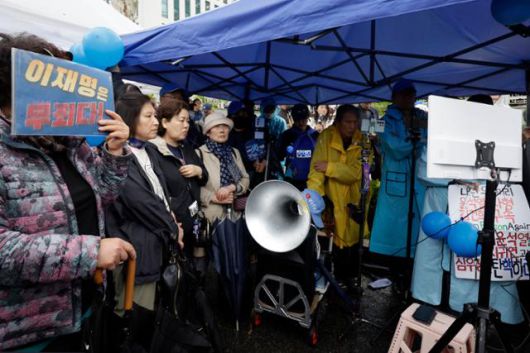 이재명 더불어민주당 대선 후보 지지자들이 1일 서울 서초구 대법원 앞에서 이 후보의 공직선거법 위반 혐의 대법원 상고심 선고를 지켜보고 있다. 뉴시스