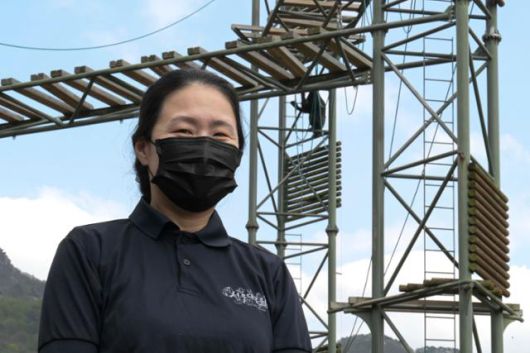 경기 과천시 서울대공원 침팬지 사육장 앞에서 김동선 유인원 사육사가 본보와 인터뷰하고 있다. 강예진 기자