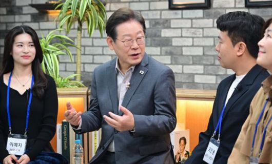 이재명 더불어민주당 대선 후보가 지난달 30일 서울 구로구의 한 스튜디오에서 열린 '슬기로운 퇴근생활' 직장인 간담회에서 직장인들의 고충을 듣고 답변하고 있다. 연합뉴스