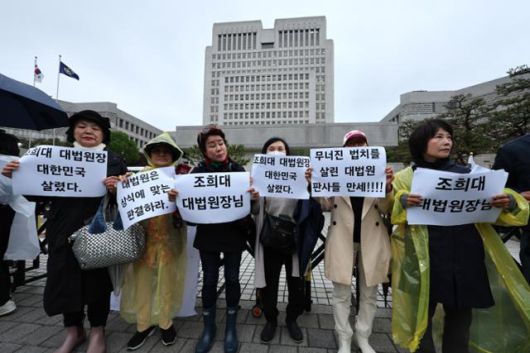 이재명 더불어민주당 대선 후보의 유죄 판결을 촉구하는 시민들이 1일 서울 서초구 대법원 앞에서 파기환송을 환영하는 기자회견을 하고 있다뉴스1
