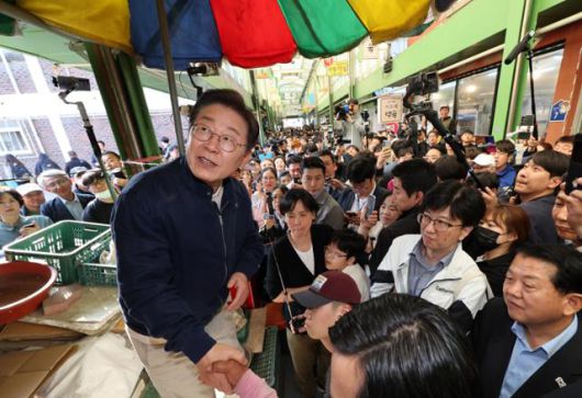 민심을 청취하는 '경청 투어'에 나선 이재명 더불어민주당 대선 후보가 2일 강원도 인제군 원통전통시장에서 주민들을 향해 연설하고 있다. 뉴시스