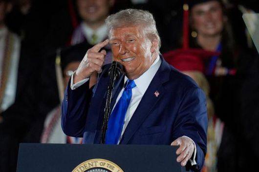 도널드 트럼프 미국 대통령이 1일 앨라배마주 터스컬루사에 있는 앨라배마대 캠퍼스에서 연설하고 있다. 터스컬루사=AP 연합뉴스