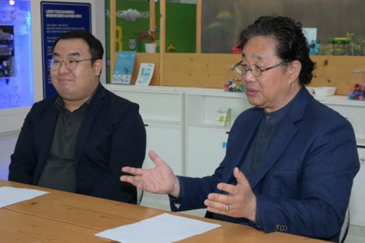 지난달 22일 서울 성동구 서울새활용플라자에서 이채진(왼쪽) 코끼리공장 대표와 차강희 서울디자인재단 대표가 장난감 업사이클링을 위해 손잡은 이유에 대해 밝히고 있다. 강예진 기자