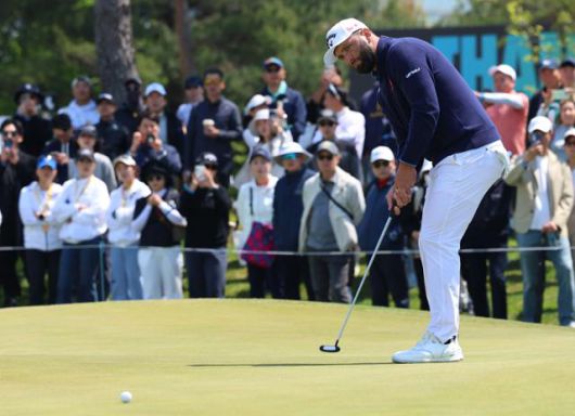 골프계 최고 몸값을 자랑하는 욘람이 1라운드 2번 홀에서 퍼트를 하고 있다. 연합뉴스