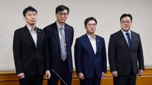 김범석(오른쪽 두 번째) 기획재정부 장관 직무대행이 2일 서울 중구 은행회관에서 열린 거시경제·금융현안간담회에 앞서 기념촬영하고 있다. 기획재정부 제공