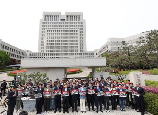 더불어민주당 의원들이 2일 서울 서초구 대법원 앞에서 이재명 대선 후보의 공직선거법 위반 사건 상고심 결과(유죄 취지 파기환송)를 규탄하는 구호를 외치고 있다. 연합뉴스