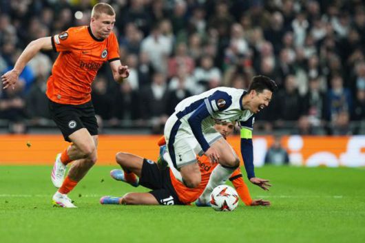 손흥민이 4월 10일 영국 런던의 토트넘 홋스퍼 스타디움에서 열린 프랑크푸르트와의 2024~25시즌 UEFA 유로파리그 8강 1차전에서 상대 선수에게 태클을 당하고 있다. 런던=AP 연합뉴스