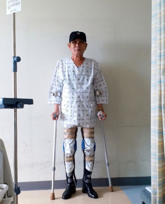 1966년 베트남에 파병한 그는 고엽제 후유증으로 다리 말초신경에 장애가 생긴 탓에 보행에 어려움을 겪는다. 이 때문에 보행 보조장치를 이용해야 한다. 보훈병원 입원 당시 김성찬씨 모습. 김성찬씨 제공