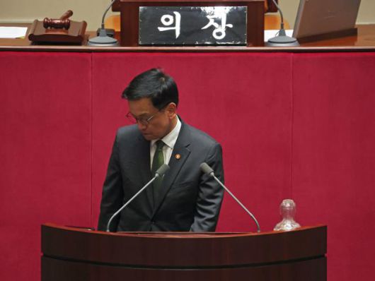 최상목 전 부총리 겸 기획재정부 장관이 1일 국회에서 본회의 표결 절차를 마친 뒤 회의장를 떠나고 있다. 연합뉴스