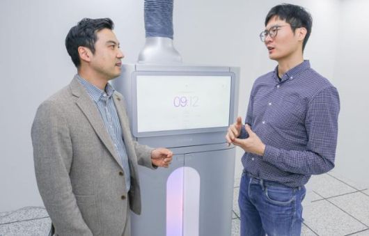 금창원(오른쪽) 쓰리빌리언 대표와 이성우 LG유플러스 기업AI사업담당이 서울 강남구 쓰리빌리언 본사에서 대화하고 있다. LG유플러스 제공