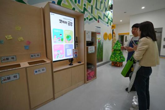 지난달 22일 서울 성동구 서울새활용플라자에서 코끼리공장 관계자가 한 시민에게 폐장난감 업사이클링 과정을 설명하고 있다. 강예진 기자