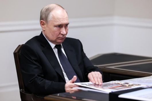 블라디미르 푸틴 러시아 대통령이 지난달 30일 볼고그라드에서 지역 정부 관게자와 대화하고 있다. 볼고그라드=타스 연합뉴스