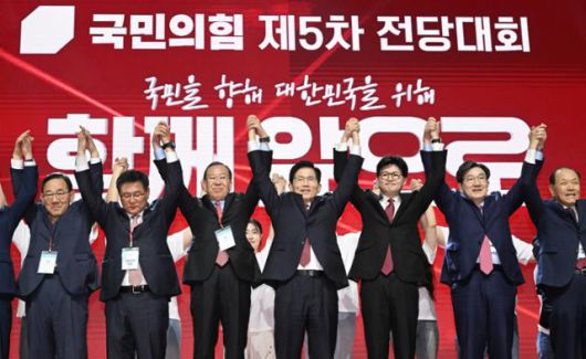 3일 경기 고양 킨텍스에서 열린 국민의힘 대선 후보 선출 전당대회에서 최종 후보 김문수 후보와 권영세 비대위원장 등 지도부가 기념촬영하고 있다. 뉴시스