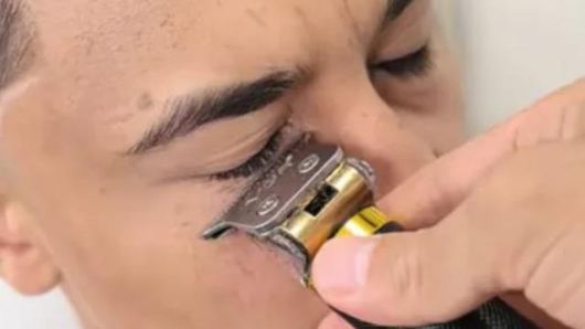 속눈썹을 자르는 한 해외 남성의 영상. 틱톡 캡처