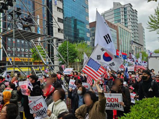 3일 윤석열 대통령 지지자들이 서울 서초구 교대역 8번 출구 앞에서 윤 전 대통령 응원 집회를 열고 있다. 연합뉴스