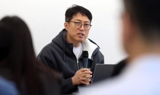 김석환 위믹스 재단 대표가 3일 경기 성남시 판교 테크원타워에서 열린 '국내 가상자산 거래소의 위믹스 상장폐지 결정'과 관련 긴급 기자간담회에서 발언하고 있다. 뉴시스