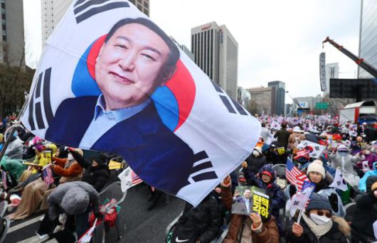 자유통일당 등 보수단체 회원들이 3월 29일 서울 중구 세종대로에서 윤석열 대통령 탄핵 반대 집회를 하고 있다. 뉴시스