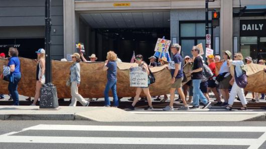 국제 노동절인 1일 미국 워싱턴 백악관 인근 도로를 반트럼프 집회 참여자들이 헌법 전문을 형상화한 대형 천을 들고 행진하고 있다. 워싱턴=권경성 특파원