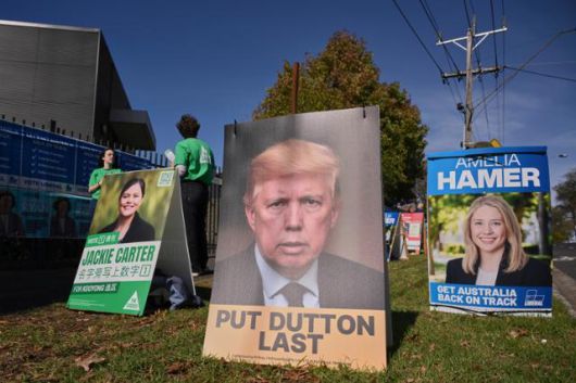 호주 총선 선거일인 3일 맬버른의 한 투표소 앞에 피터 더튼 자유당 대표를 트럼프처럼 묘사한 현수막이 걸려있다. 맬버른=AP 연합뉴스