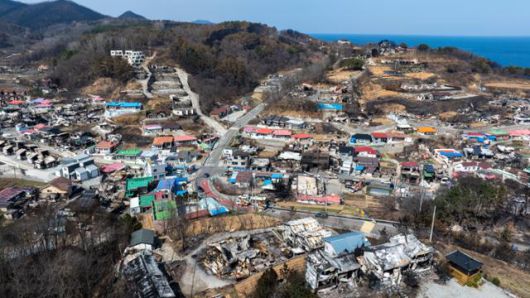 3월 26일 해안 마을인 경북 영덕군 영덕읍 노물리 마을이 산불 피해로 폐허로 변해 있다. 영덕군 제공