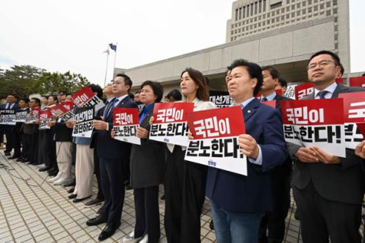 지난 2일 추미애, 박주민 의원 등을 비롯한 더불어민주당 의원들이 서울 서초구 대법원 앞에서 이재명 대선후보의 공직선거법 위반 사건 유죄취지 파기환송 결정 규탄 기자회견을 열고 있다. 강예진 기자