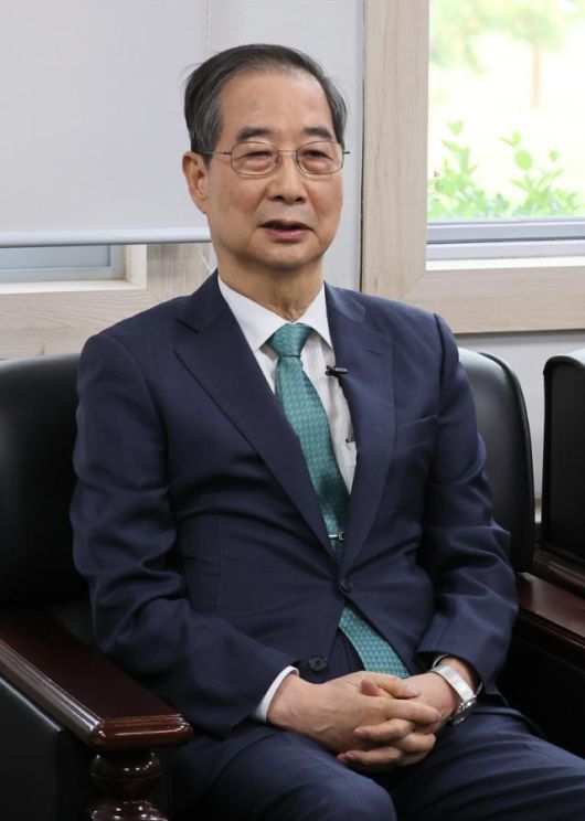 한덕수 전 국무총리가 3일 국회 헌정기념관을 찾아 정대철 헌정회장과 면담하고 있다. 연합뉴스